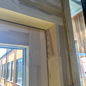 Klarlack på fingerskarvad trä kan se mycket olika ut.